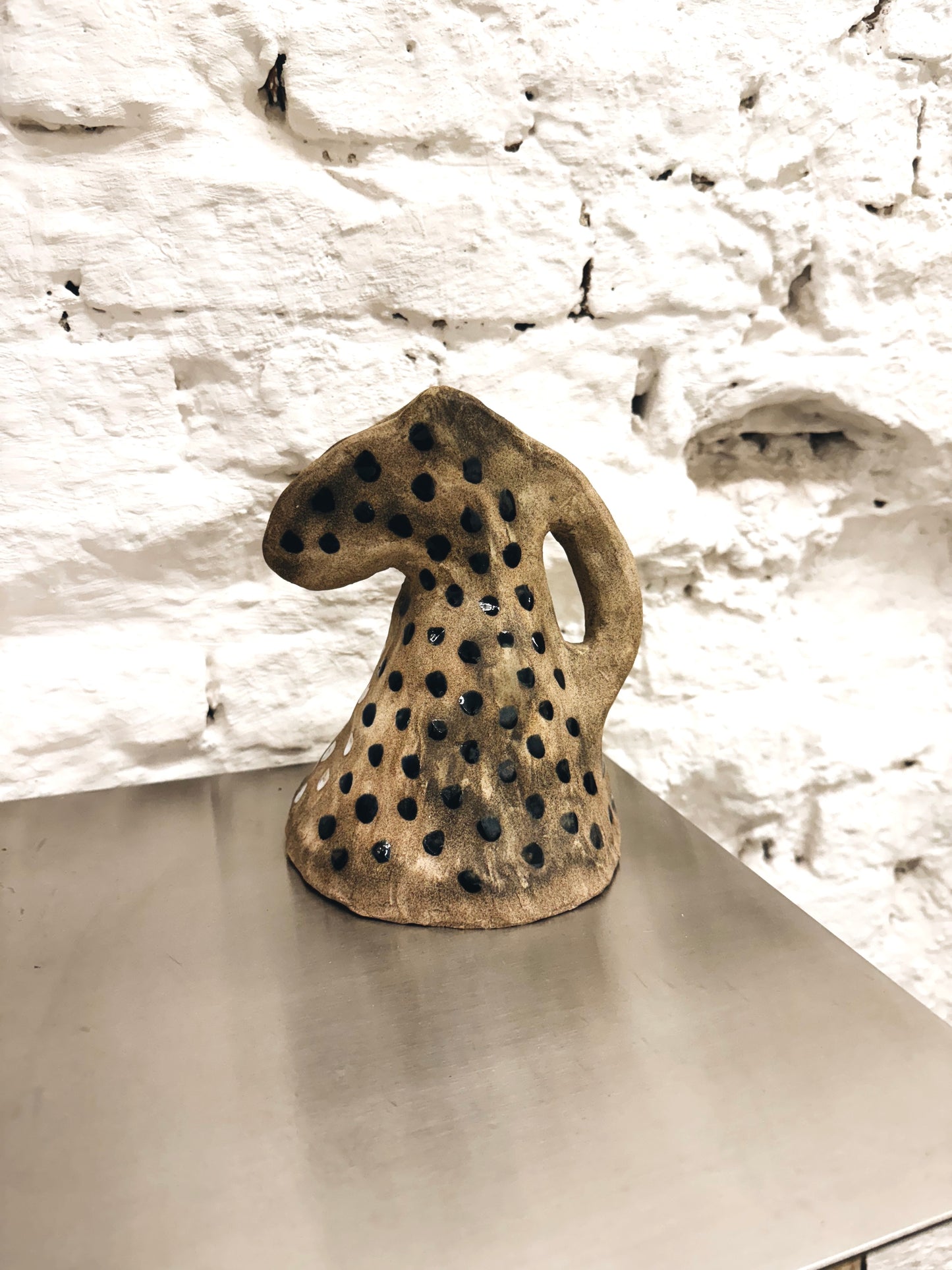 Escultura cavalo com bolinhas