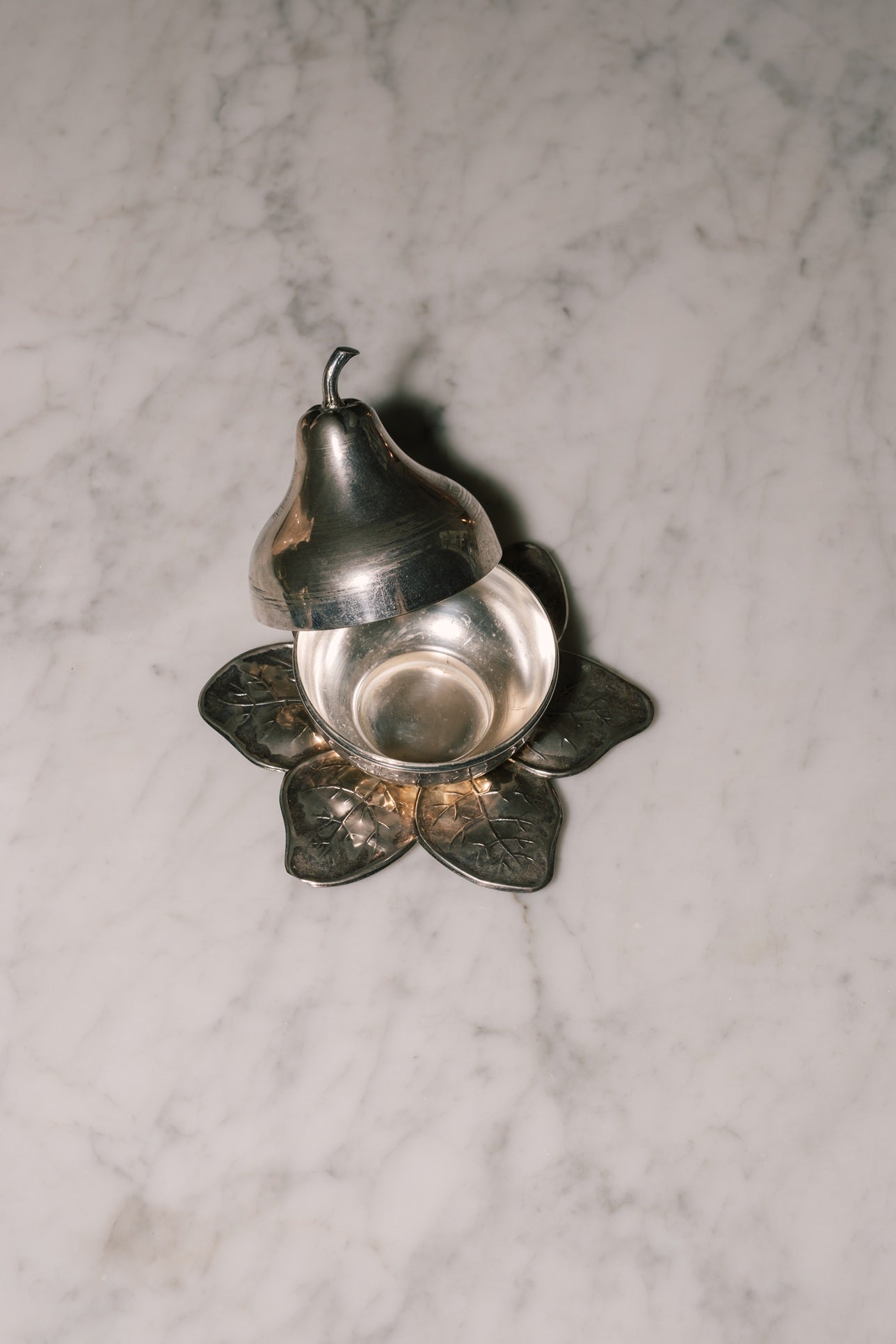 Pera prateada com prato