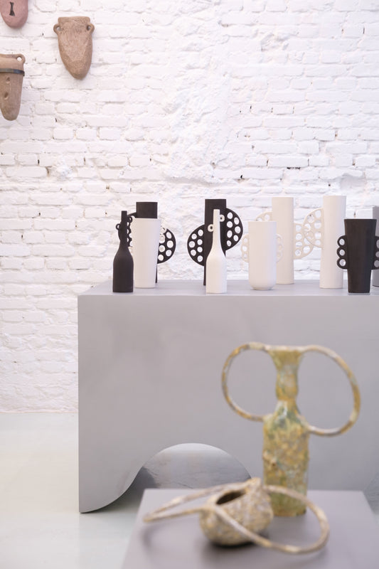 Vaso Preto com Alça Redonda Vazada