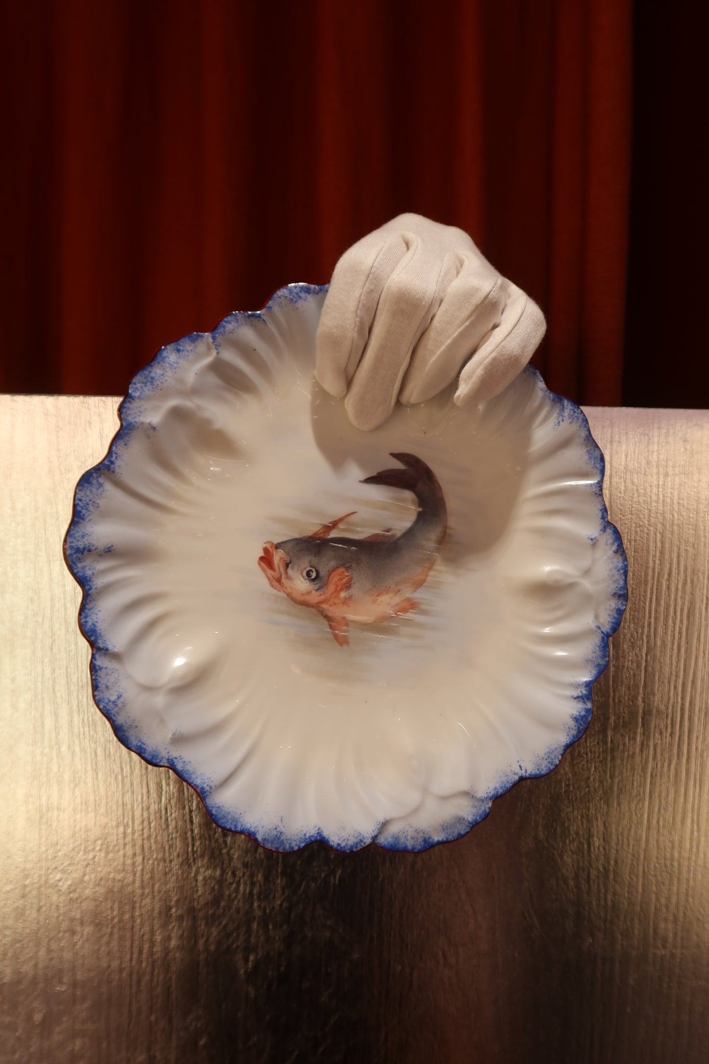 Prato de Porcelana Limonges com Peixe Pintado à Mão 1