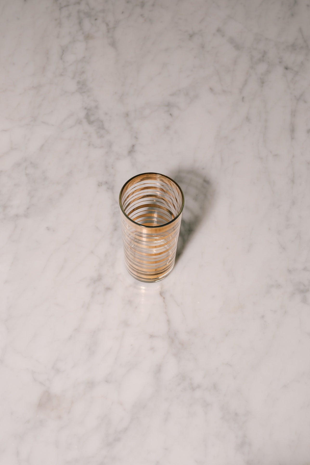 Copo com friso dourado