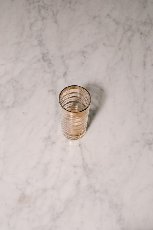 Copo com friso dourado