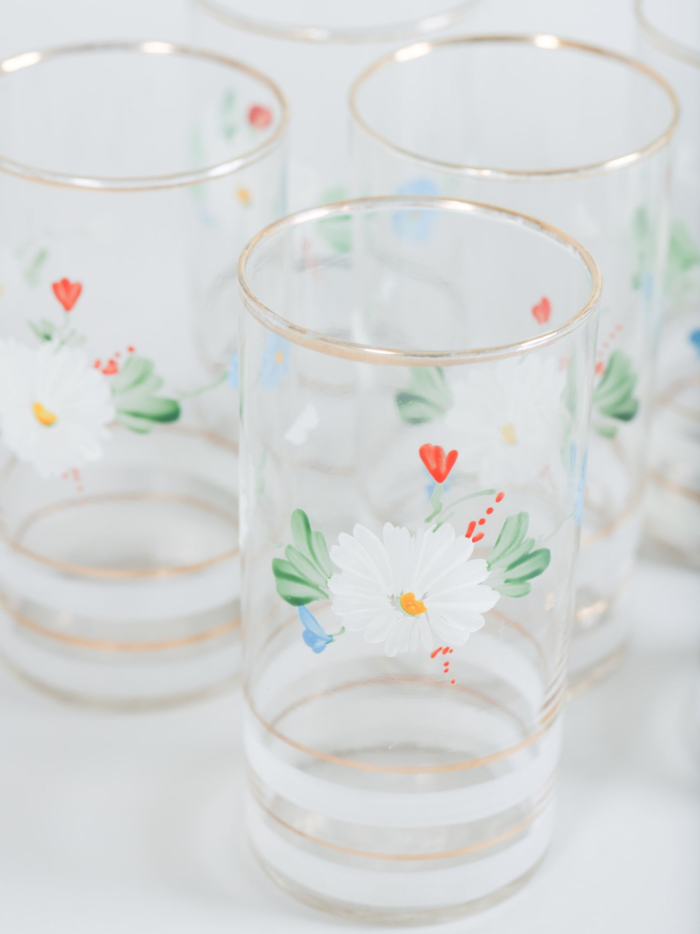 Conjunto de Jarra com Flores + 6 Copos Pintados à Mão
